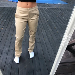 Beiga raka byxor - Super snygga raka byxor. Storlek XS men skulle säga att dom mer är som en S. Kommer inte till användning då dom är för långa🥰