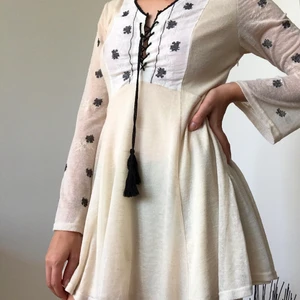 Vit sommarklänning size S - Denna somriga klänning är i storlek 12 (S/M) och har unika detaljer i form av svarta broderingar. Den är lite genomskinlig i ryggen och ärmarna. Priset kan diskuteras. 