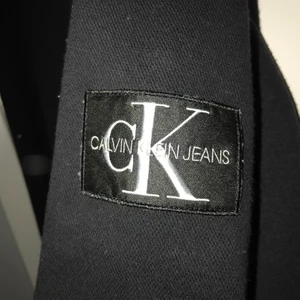 Calvin Klein sweatshirt  - Säljer åt min kille. Helt ny Calvin Klein tröja. Säljes pga köpte för stor storlek. Köptes för cirka 1 vecka sedan. Nypris: 800kr och säljes för 300kr inkl 50kr frakt😊