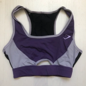 Sport-bh gymshark - Jättefin äkta gymshark sport-bh i en modell som inte säljs längre! Den är i helt felfritt skick. Tre olika färger och en ficka på baksidan lagom för mobil!
