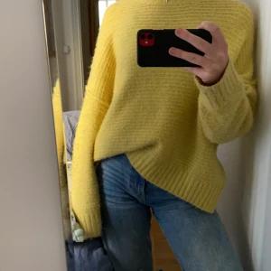 Gul mjuk stickad tröja - Jätte skön tröja som är användbar på vintern, knappt använd och i bra skick, inte nopprig och otroligt skön!💛  Säljer då jag tröttnat på den.