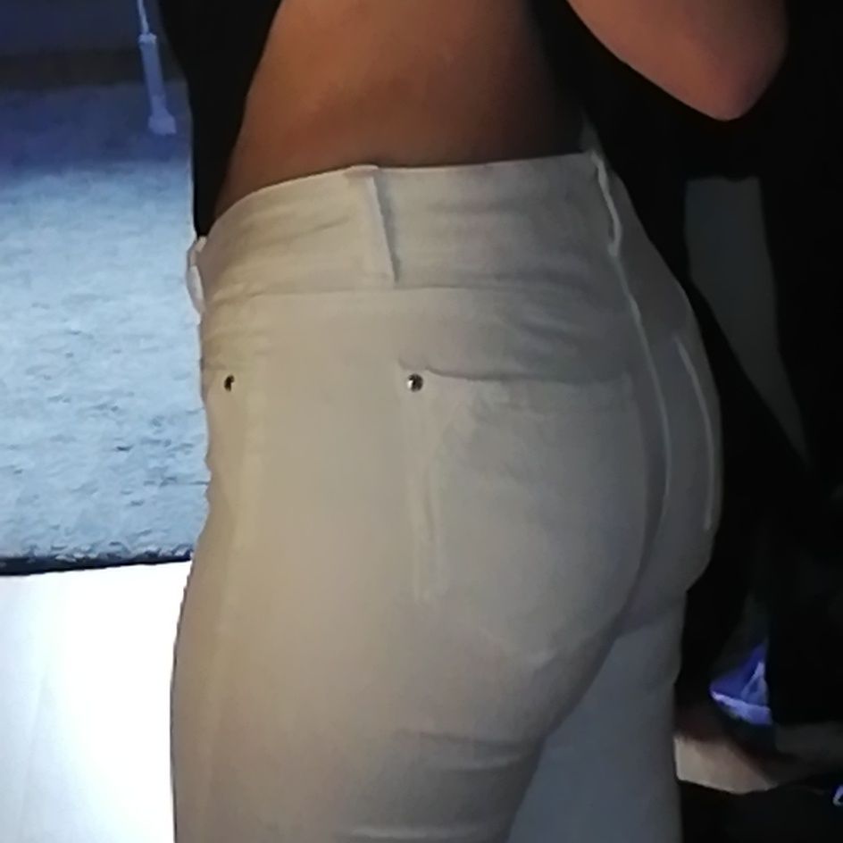 Säljer ett par vita jeans som är köpta för runt 2 år sedan men bara blivit använda ca 1 gång. Säljer då de inte riktigt är i min storlek men annars inga fel på dem! Storlek w26. Osäker på längden men jag är omkring 165 cm och de slutar perfekt där fötterna börjar! Pris är utan frakt. Byte är möjligt! . Jeans & Byxor.