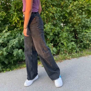  - säljer monkis snygga byxor i yoko modellen! Dock är de klippta där nere så de precis slutar precis på fötterna för mig som är 158 cm därav det billiga priset FRAKTEN INGÅR