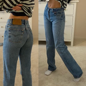 Vintage Levi’s 501 jeans - Ljusa (ser lite ljusare ut i verkligheten) vintage Levi’s jeans i storlek W29L32, men passar som 25-26 i midjan!! Köpta för 1200 kr!!! Superfint skick, men har två par så dessa används ej längre. Jag är 164cm och har ganska långa ben, dessa är pösiga på mig i längden så passar både om man är lite kortare och förmodligen typ upp till 170!