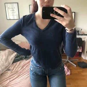 Tommy Hilfiger tröja - Marinblå tröja, använd 2-3 gånger, allt kommer alltid nytvättat och strykt om de behövs