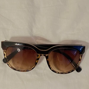 Solglasögon i fint skick - Solglasögon köpta på glitter, använt en gång)) köp gärna !