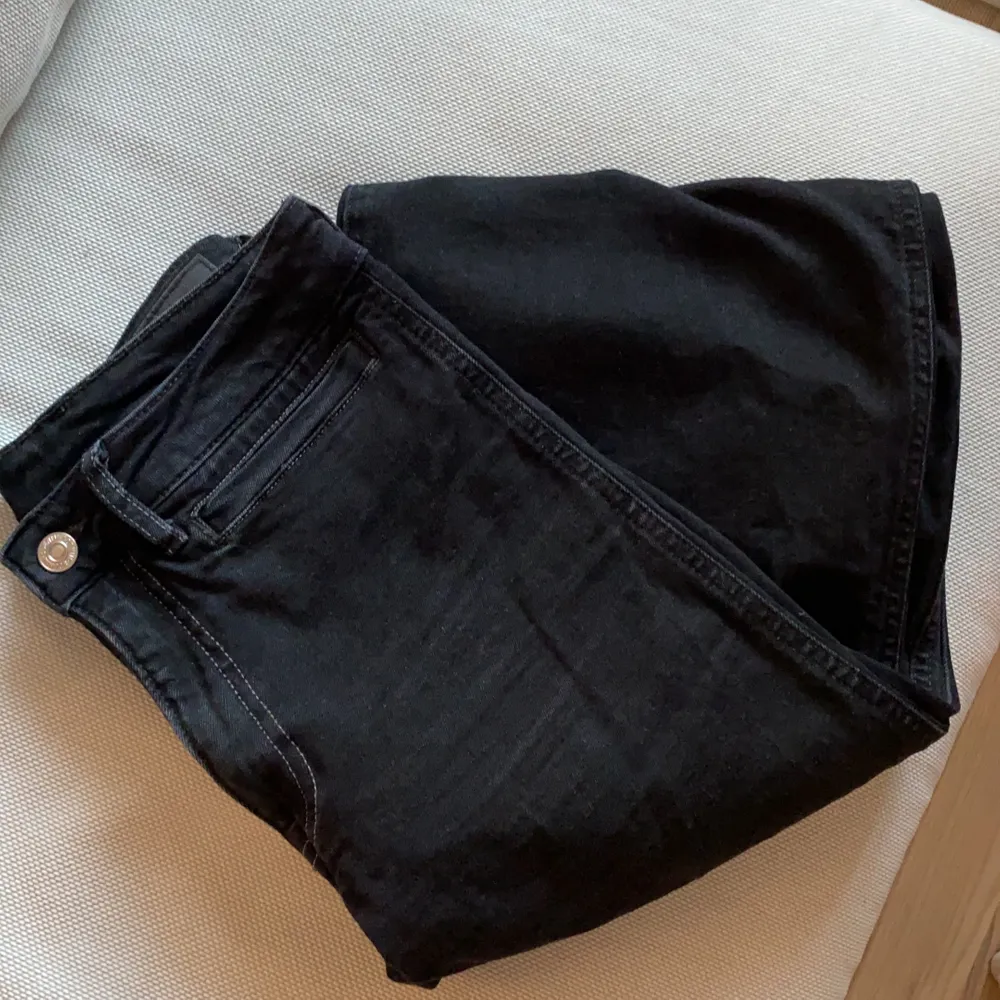 Svarta Culotte high waist från HM, säljer pga för små för mig. . Jeans & Byxor.