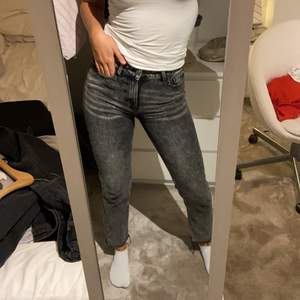 sjukt snygga jeans i mom modellen från only. i storleken 27 men passar bra på mig som vanligtvis är en 36