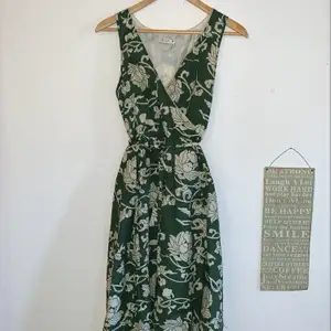 Grön finklänning med mönster säljes fint skick!