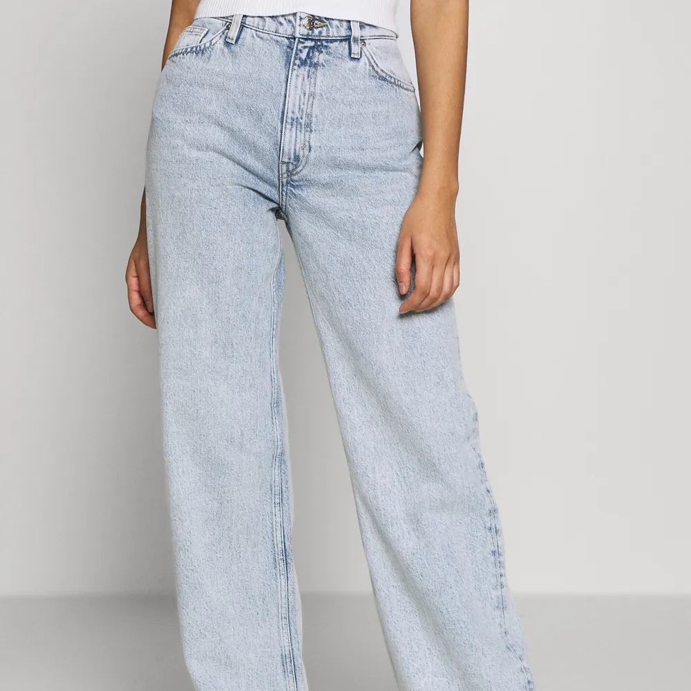 Säljer dessa populära Yoko jeans från Monki i storlek 29. Hör av er vid fler bilder eller funderingar! Köparen står för frakten!😊. Jeans & Byxor.