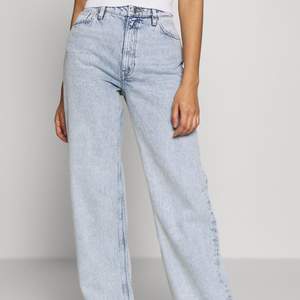 Säljer dessa populära Yoko jeans från Monki i storlek 29. Hör av er vid fler bilder eller funderingar! Köparen står för frakten!😊