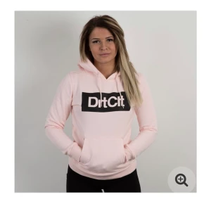 Dirtcült hoodie - Ljusrosa hoodie i bra skick, dam modell i storlek M, jag är vanligtvis en S och den sitter perfekt på mig. Säljer för 200kr, ordinarie pris 599kr. Köparen står för frakt, tar emot swish. 
