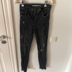 Gråa jeans, storlek 32 - Jeans från Zara i storlek 32, skönt material 