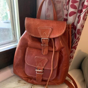 Skinn ryggsäck - En liten ryggsäck i brunt läder.