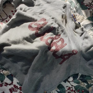 Original Blå&Gul Tröja - Ska nu sälja min älskade original Blå&Gul jumper från 80 talet! Vintage, bra kvalité och riktigt 80/90-tals känsla. Använd, men i bra skick, och går ej att hitta nånstans utom second hand!! Bytt stil och kommer inte till användning, men för dig som vill ha 90 nostalgi vibes är denna tröja PERFEKT. Passar bra på mig som är en medium, men jävligt snygg som oversize för både S och XS. 