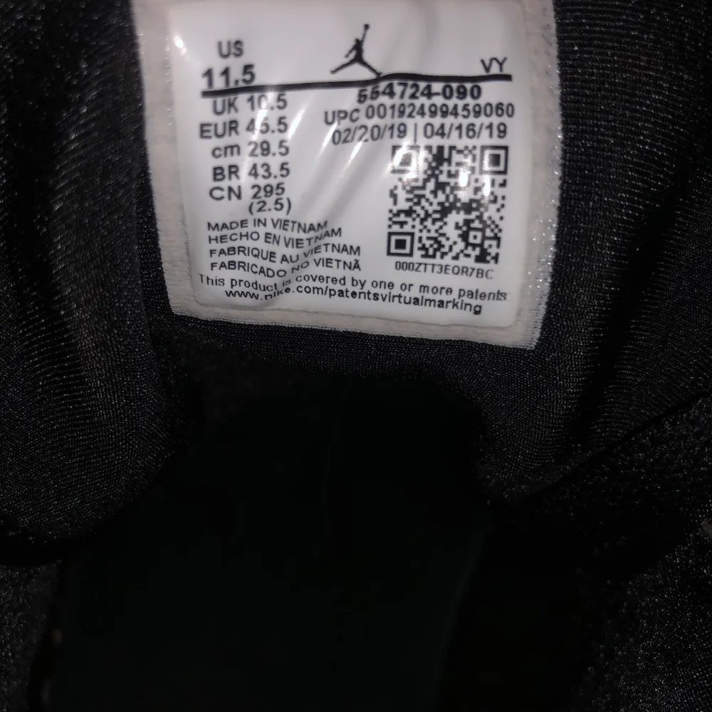 Knappt sliten svart Jordan 1 Mid med lätt synliga veck (framsula) Skick 9/10 Box ingår. Köparen tar hand om fraktavgifter. Shorts.