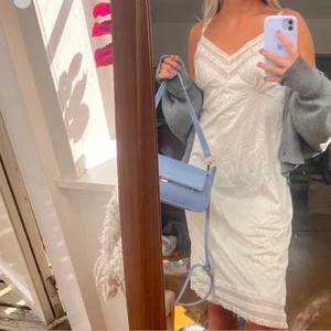 Vit klänning/nattlinne - Jättefin vit klänning/nattlinne. Passar xs-m, skitsnygg under exempelvis en oversized kavaj 
