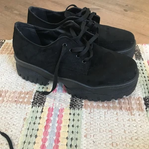 Chunky sneakers i mocka. - Svarta chunky sneakers i mocka. Storlek 40. Oanvända, storlek 40. 