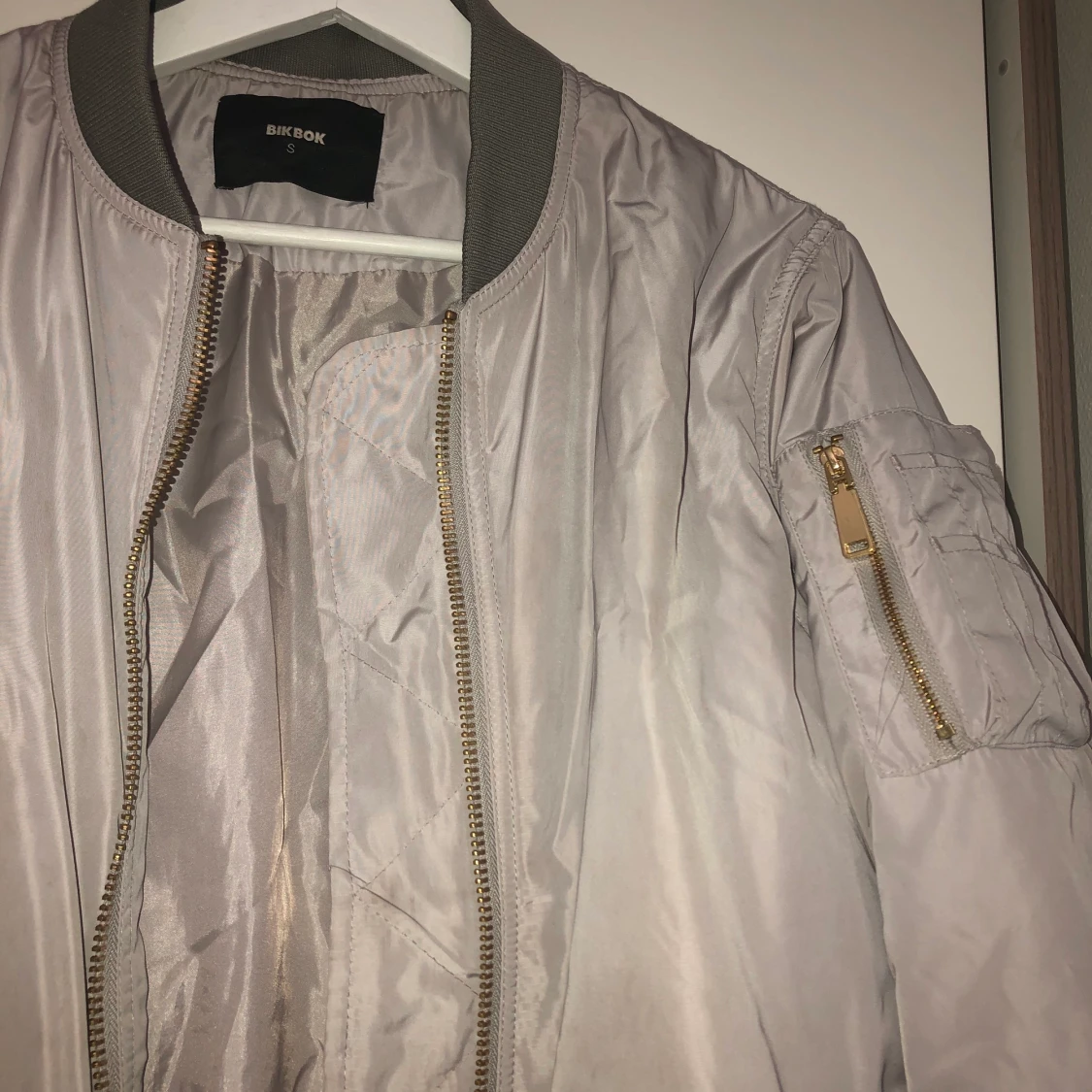 Lång bomberjacka från Bikbok - 91