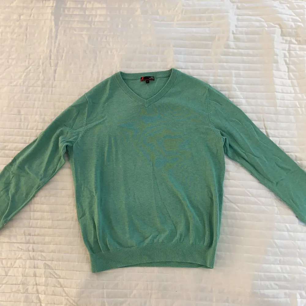 Grön v-ringad tröja från Dressman i strl L. Skönt material och lite tightare nedtill så man enkelt kan vika upp tröjan.. Tröjor & Koftor.