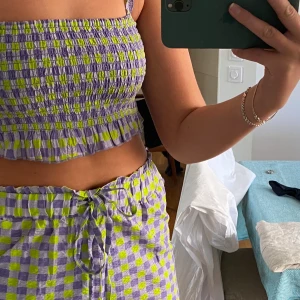 Grönlila rutiga byxor - Grönlila rutiga byxor ifrån asos Collusion. I storlek 40. Perfekt set för en lite speciell tillställning. Kan även sälja toppen vid intresse.