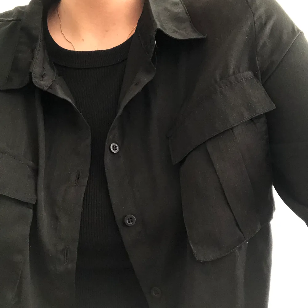 Vanlig svart skjorta från NAKD med två fickor fram! Supersöt till fest, passar med det mesta💖. Skjortor.