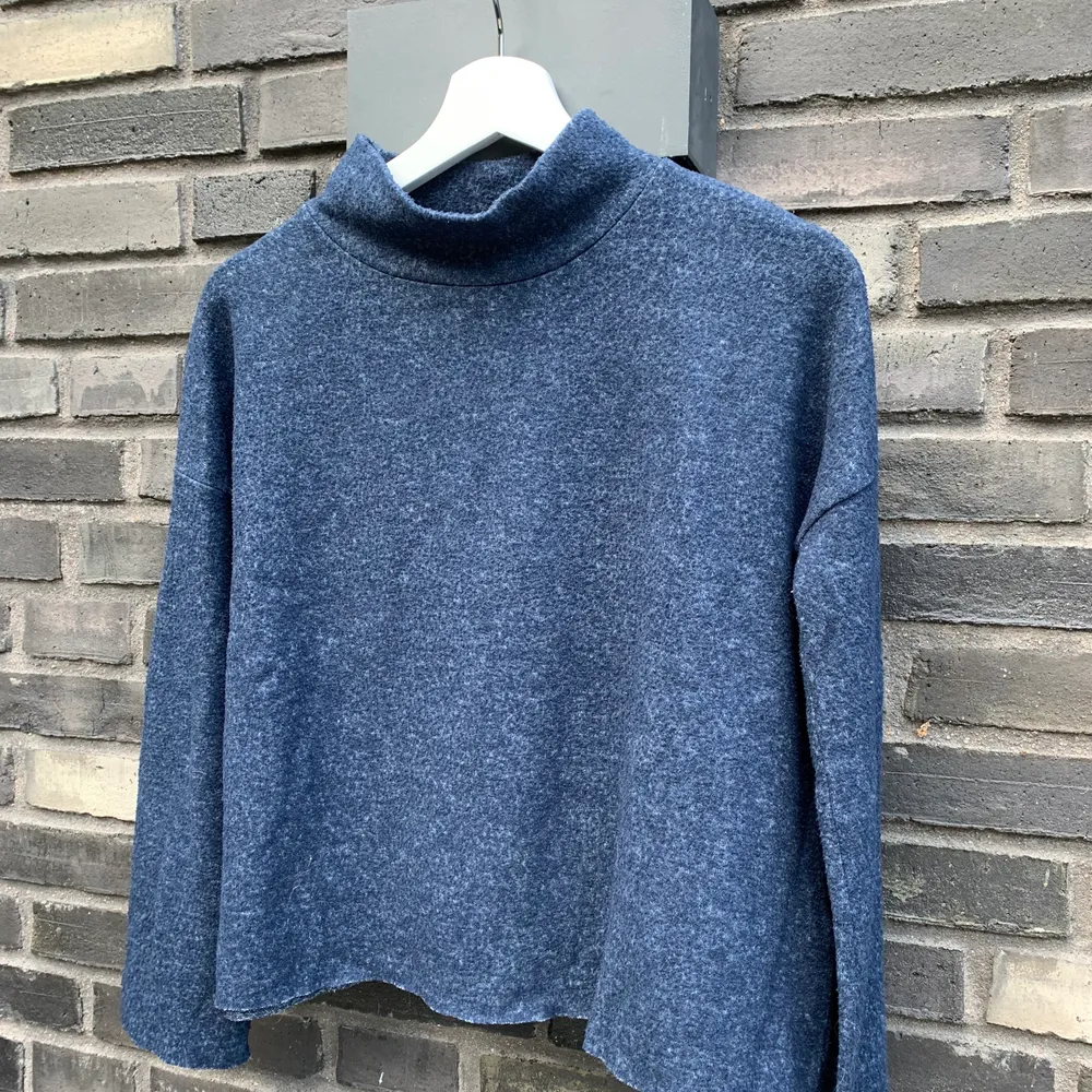 Blå tröja med krage storlek S. Köpte den på Chiquelle. (Färgen syns som bäst på första bilden i dagsljus). Säljer den för 110 kronor❤️ (plus frakt). Tröjor & Koftor.