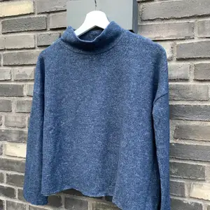 Blå tröja med krage storlek S. Köpte den på Chiquelle. (Färgen syns som bäst på första bilden i dagsljus). Säljer den för 110 kronor❤️ (plus frakt)
