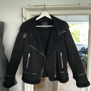 Jacka - Jacka från Zara i strl S, endast använd fåtal gånger💕 Passar perfekt till hösten! BUD PÅ 370 +frakt!