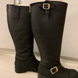 Urban project stövlar - Äkta läder stövlar från Urban project i färgen svart med ”guld” dragkeja. Storlek 37. Nypris 2300kr har använt dom i några månader men dom är i nytt skick.