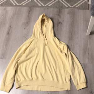 Fin pastel gul hoodie. Använt skick. Köparen står för frakten!!!