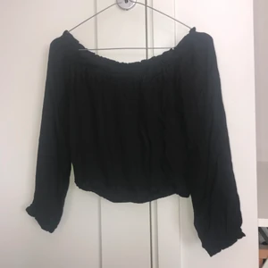 Off shoulder top - Svart off shoulder top från h&m divided. Storlek 34 i nyskick. Jag säljer den för 30kr+frakt. 