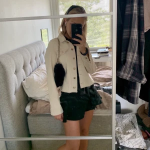 Jacka  - Gräddvit snygg jeansjacka från Only, bra skick. Nypris ca 500 kr.  Kan mötas upp eller frakta💕💕