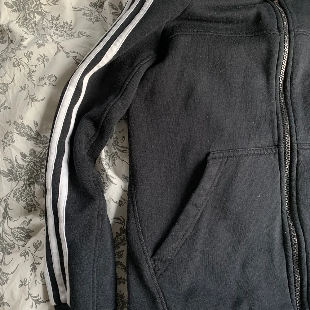 Adidas zip up hoodie storlek 164/S, köparen står för frakt eller så möts jag i Stockholm💖. Hoodies.