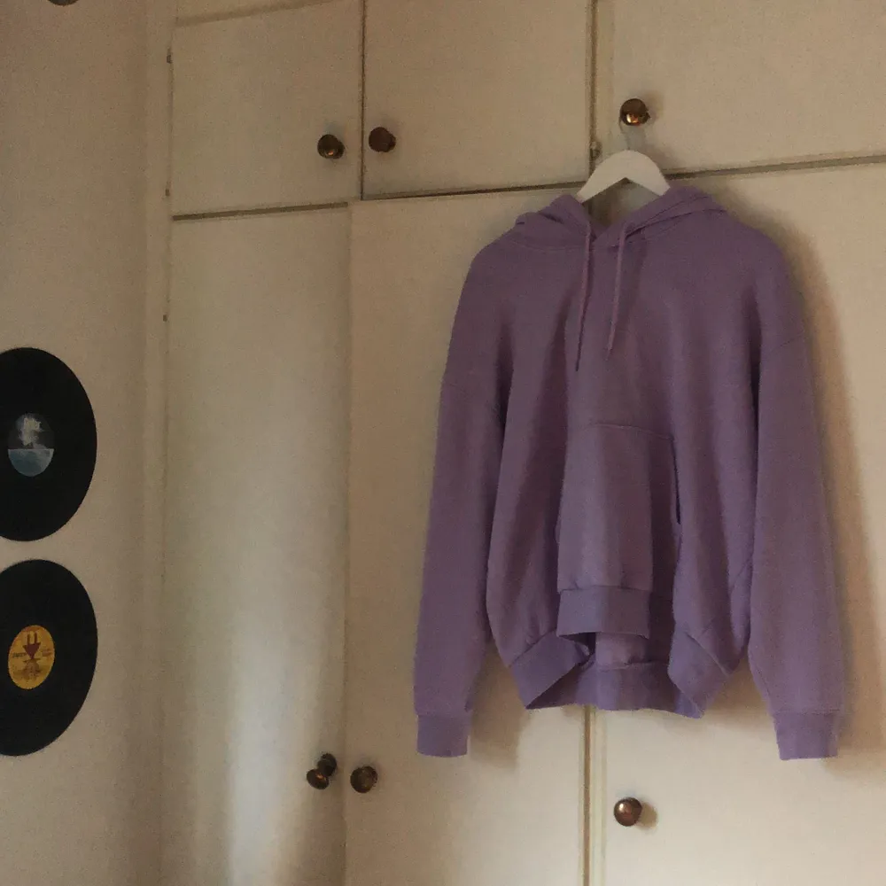 Pastell lila hoodie, jättefin och i bra skick förutom några små fläckar men inget stort eller som man tänker på så mycket . Hoodies.