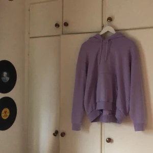 Hoodie lila  - Pastell lila hoodie, jättefin och i bra skick förutom några små fläckar men inget stort eller som man tänker på så mycket 