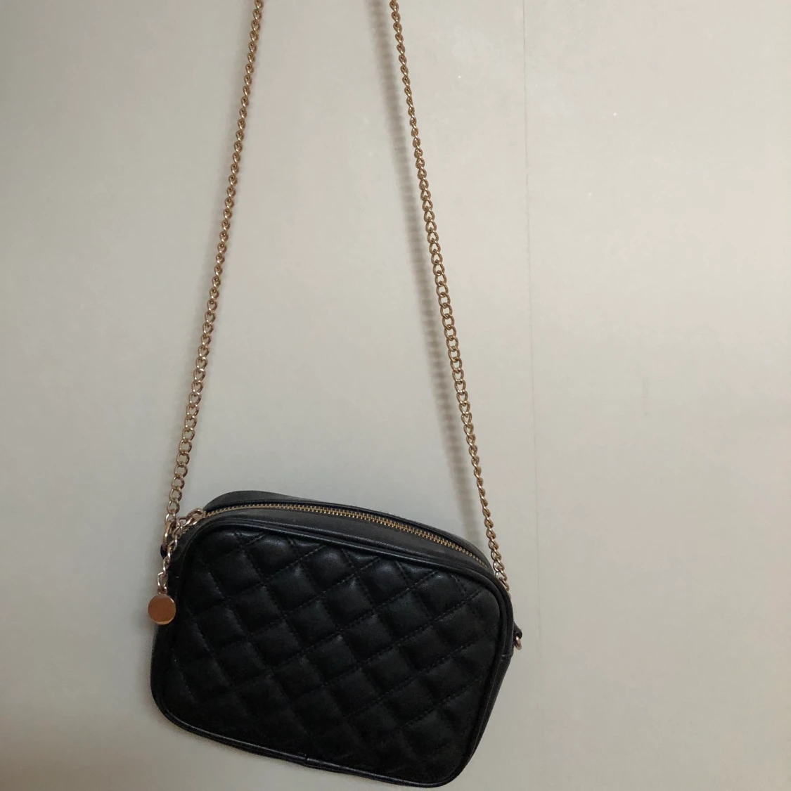 svart väska med gulddetaljer  - 90