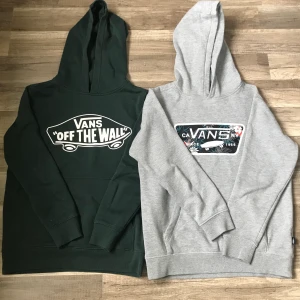 Hoodies - Säljer dessa två hoodies från vans för 100kr st, säljer pågrund av att dem är för små för mig