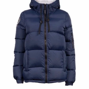 D.brand jacka  - En fin mörkblå dam dunjacka som är helt oanvänd. Säljer för att jag råka köpa 2 hehe... varm och skön till höst och vinter. Kan mötas upp i Stockholms området annars står köparen för frakt 🧚🏽‍♀️