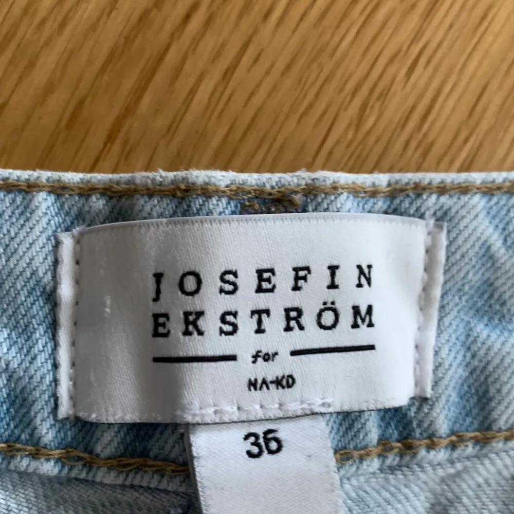 Jeans från Josefin Ekströms samarbete med Na-Kd! Superfina och väldigt bekväma, sitter som ett smäck❤️ De är högmidjade och formar benen skitsnyggt! Frakt betalas av kund💗. Jeans & Byxor.