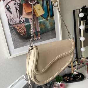 Saddle bag - Beige populär väska från Gina Tricot, endast använd 5 ggr.