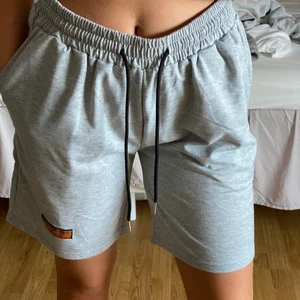 Shorts från Shein - Säljer dessa jättefina shorts för kommer tyvärr aldrig använda dem:/ Storlek M och är budgivning, maxpris: 200kr💜