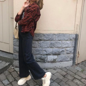 Zara jacka - Säljer min knappt använda pisssnygga zara jacka i storlek M. Trendig och livar upp outfiten!! Fraktkostnad tillkommer eller hämtas upp på Södermalm!🥰💕