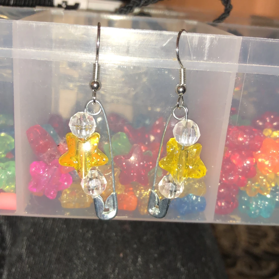 gula örhängen i silverfärg!! <3