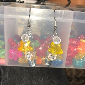 gula örhängen i silverfärg!! <3 - så söta örhängen!! silverfärg med gul stjärna på<3 frakt tillkommer med 11kr