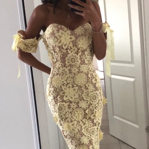 Festklänning  - Festklänning med 3D blommor. Använd endast vid ett tillfälle. 