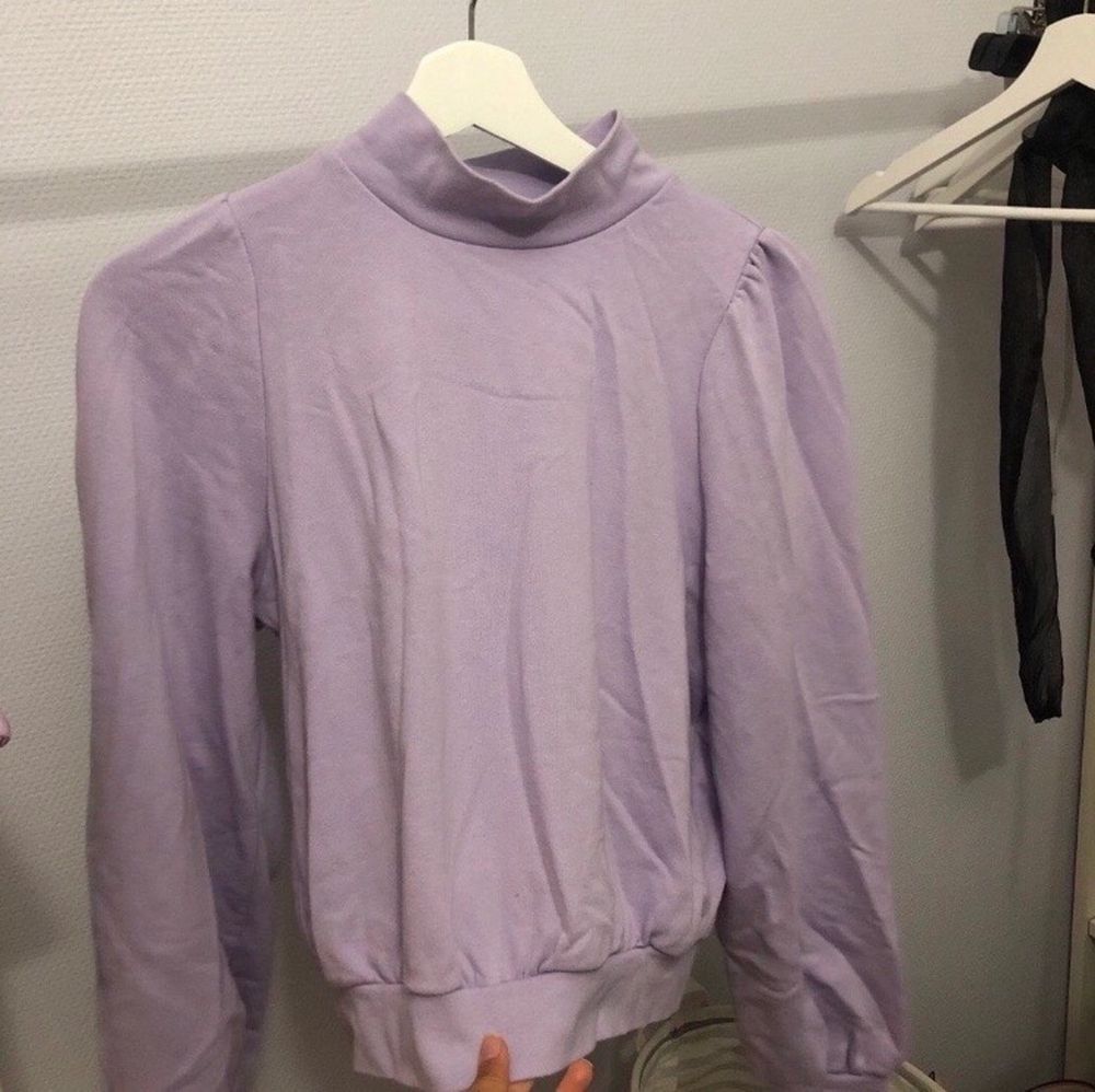 Säljer som sagt en pastell lila tröja med en liten polokrage med ”lite ballongarmar”. Jättefin tröja men kommer ej till användning💜( står ej för frakt). Tröjor & Koftor.