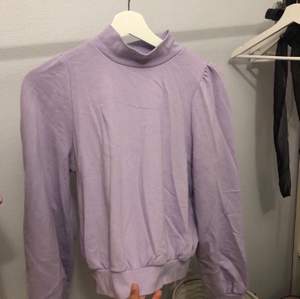 Säljer som sagt en pastell lila tröja med en liten polokrage med ”lite ballongarmar”. Jättefin tröja men kommer ej till användning💜( står ej för frakt)