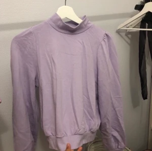 Pastell lila tröja/ sweatshirt - Säljer som sagt en pastell lila tröja med en liten polokrage med ”lite ballongarmar”. Jättefin tröja men kommer ej till användning💜( står ej för frakt)