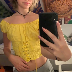 Jättesöt topp - Gul korsett/topp som är köpt i Spanien💖 frakt 44kr